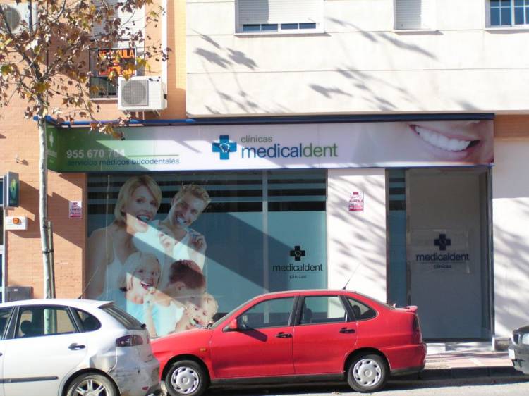 Fachada clínicas Medicaldent Dos Hermanas. Rotulación de vinilos en Sevilla