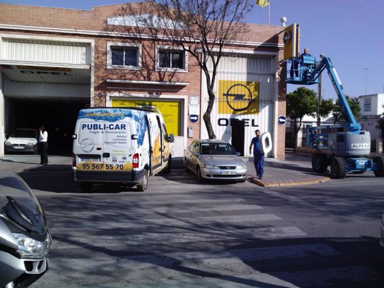 Mantenimiento de rótulos cartel Opel Motordos Dos Hermanas Sevilla