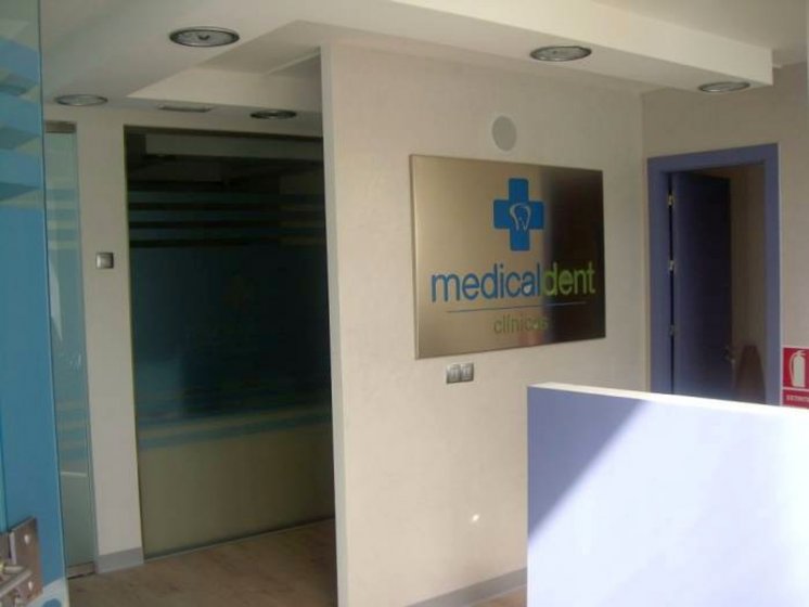 Medicaldent San Ramón de Nonat Barcelona. Rótulo calado y fresado con Frente de acero inox