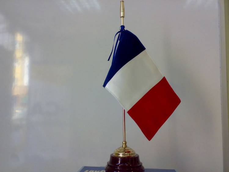 Mini Bandera de sobremesa en tela de raso y bordada de Francia. Sevilla