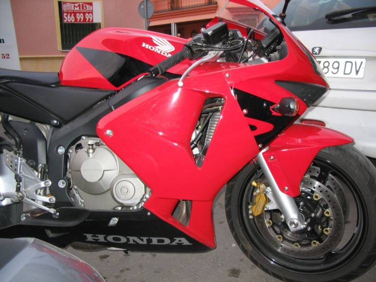 Personalización de motocicleta. Rotulación integral con vinilos de fundición. Sevilla