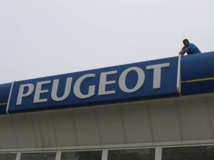 Pintado y Reaparación e iluminación de rótulo cartel Peugeot Motrisa Sevilla