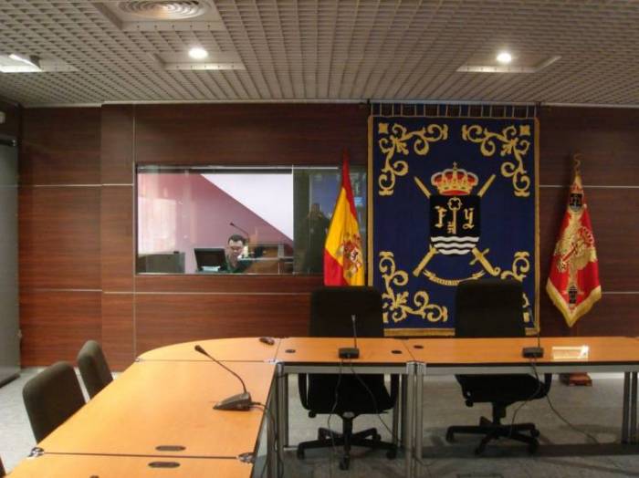 Repostero tapiz Escudo FUTER. Bordado en hilo de oro y grecas. Cuartel General de la Fuerza Terrestre Sevilla