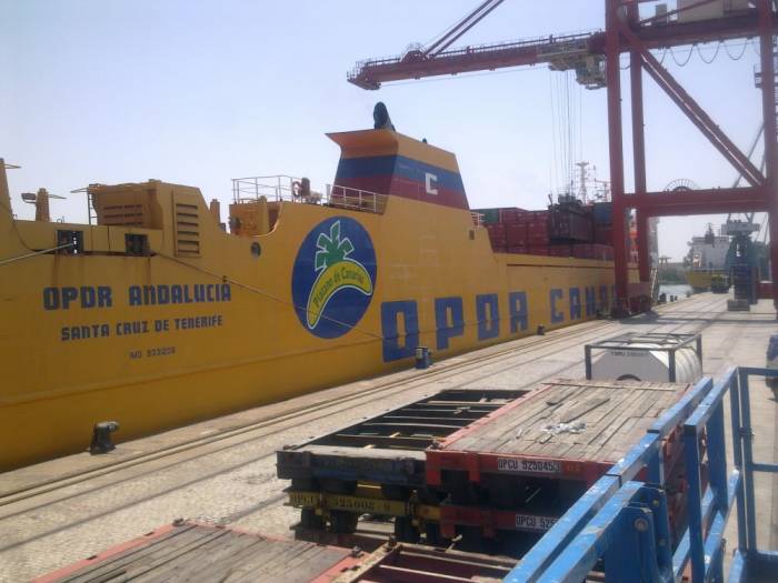 Rotulación con vinilos especiales para el mar. Barco, Buque, Plátano de Canarias. puerto de Sevilla