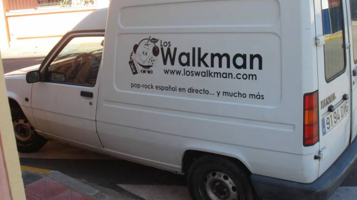 Rotulación de furgoneta en vinilo de corte. Walkman Dos Hermanas Sevilla