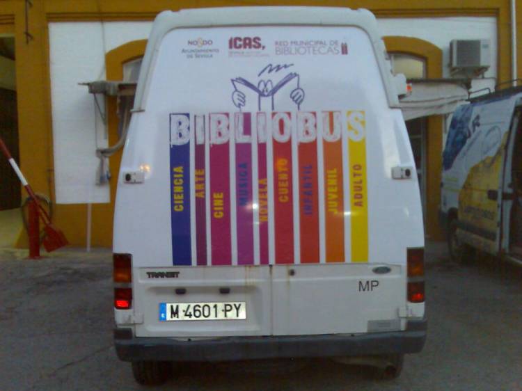 Rotulación integral de furgoneta en vinilo en impresión digital fundido.  Bibliobus Ayuntamiento de Sevilla