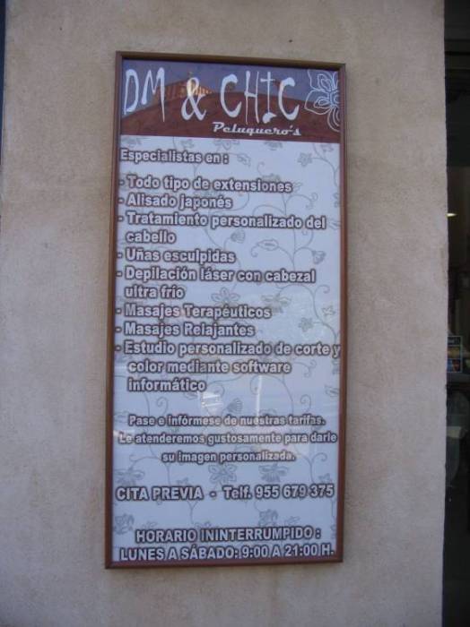 Rótulo cartel con rotulación DM & Chic Peluqueros. Dos Hermanas Sevilla