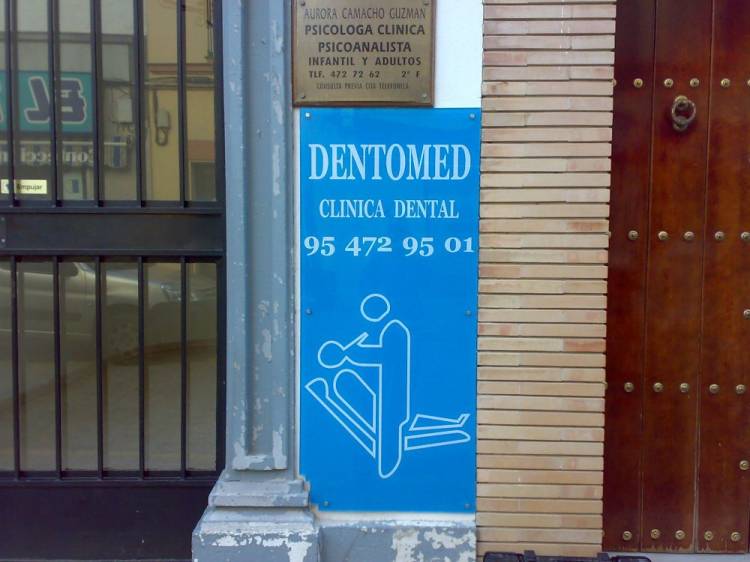 Rótulo cartel con rotulación Dentomed. Dos Hermanas Sevilla