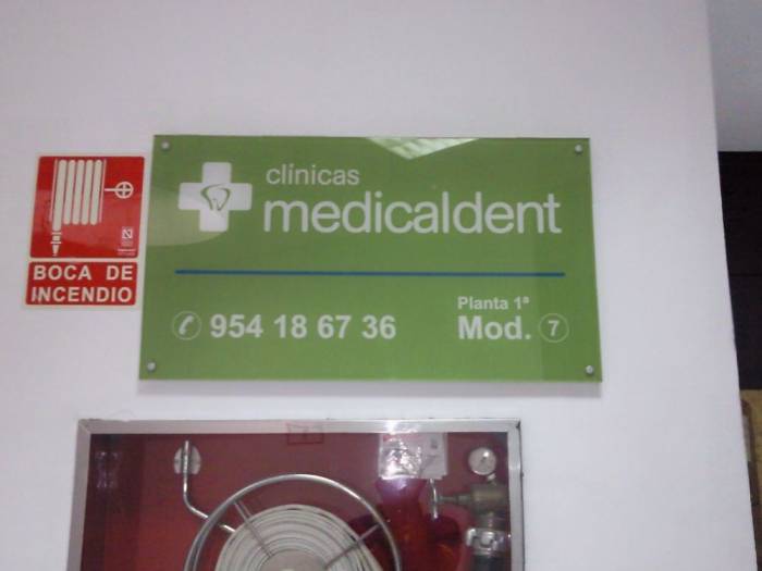 Rótulo cartel con rotulación Medicaldent Ciudad Expo Sevilla