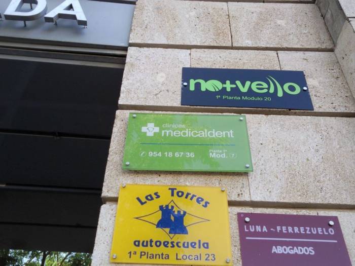 Rótulo cartel con rotulación Medicaldent Ciudad Expo Sevilla