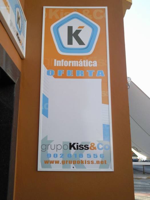 Rótulo cartel con rotulación Placa Grupo Kiss&co Dos Hermanas Sevilla