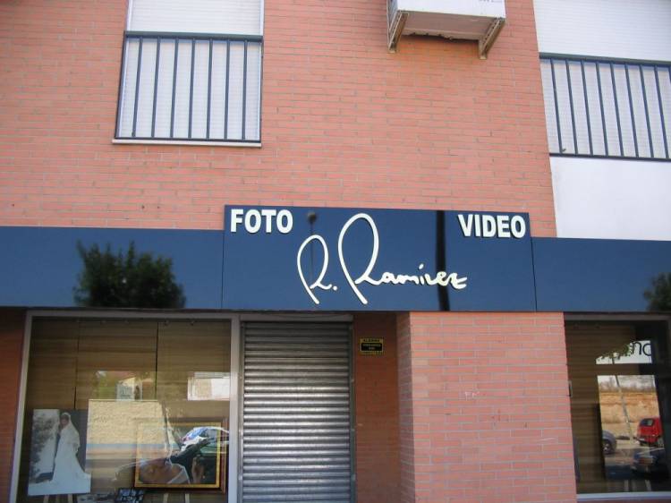 Rótulo cartel Foto y Video R. Ramirez. Dos Hermanas Sevilla