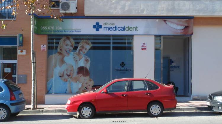 Rótulo cartel luminoso Luminaria. Clínicas Medicandent Dos Hermanas Sevilla