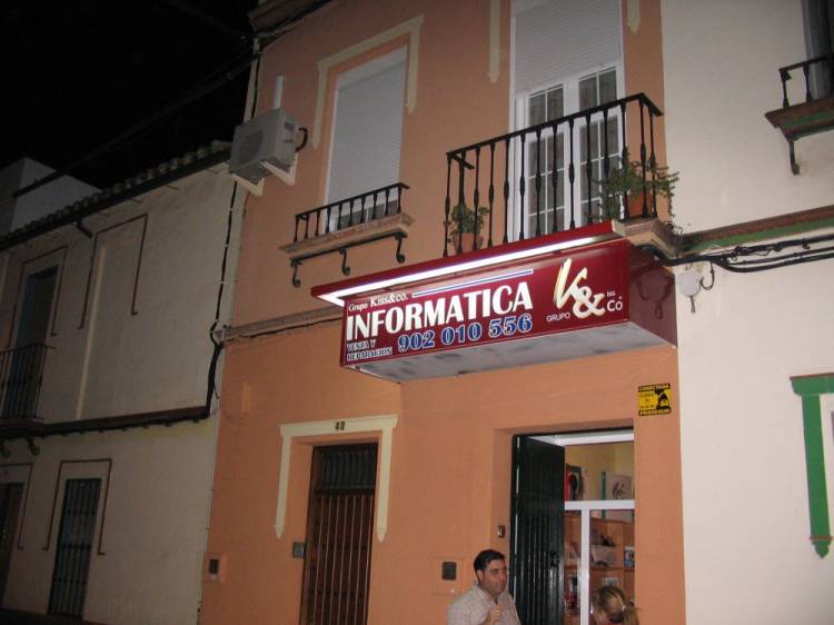 Rótulo cartel luminoso Luminaria. Fabricación de luminaria de Kiss&co Dos Hermanas Sevilla