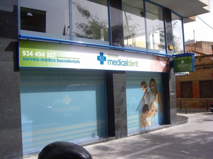 Rótulo cartel luminoso Luminaria. Medicaldent San Ramón Nonat Barcelona