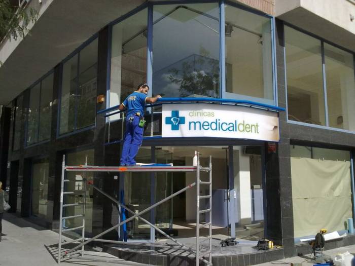 Rótulo cartel luminoso Luminaria. Medicaldent San Ramón Nonat Barcelona