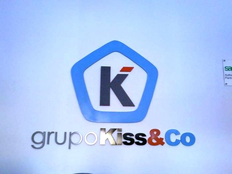 Rótulo corpóreo en PVC. Grupo Kiss&co Dos Hermanas Sevilla