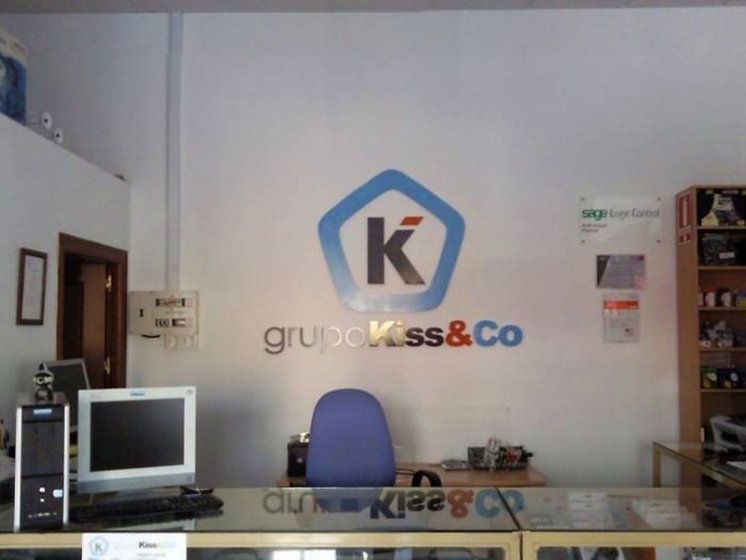 Rótulo corpóreo en PVC. Grupo Kiss&co Dos Hermanas Sevilla