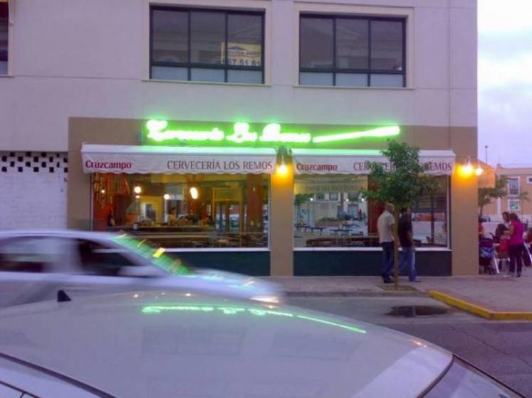 R&oacute;tulo de letras y logos de ne&oacute;n p&iacute;rex. Cervecer&iacute;a Los Remos Dos Hermanas Sevilla