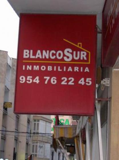 Rótulo luminoso Banderola. Blanco sur inmobiliaria Sevilla