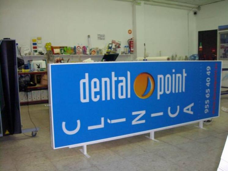 Rótulo luminoso Banderola. Clínica Dental Point Brenes Sevilla