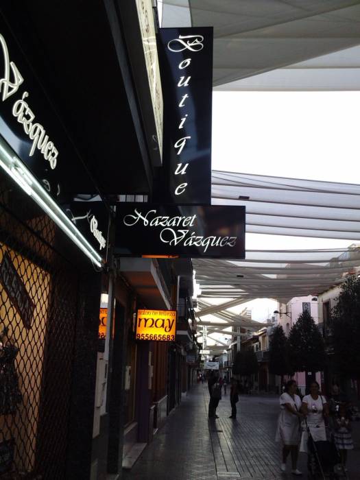 Rótulo luminoso, Banderola T invertida Boutique Nazaret Vázquez Dos Hermanas Sevilla