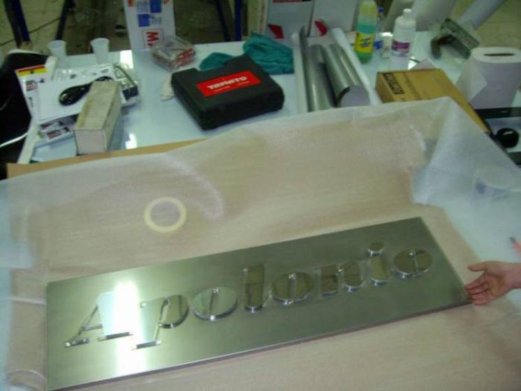 Rótulo luminoso corpóreo. Apolonio, caja corpórea calada y con letras superpuestas Sevilla