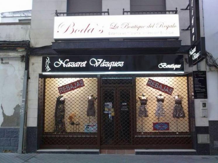 Rótulo luminoso corpóreo. Caja con textos corpóreos Boutique Nazaret Vázquez Dos Hermanas Sevilla