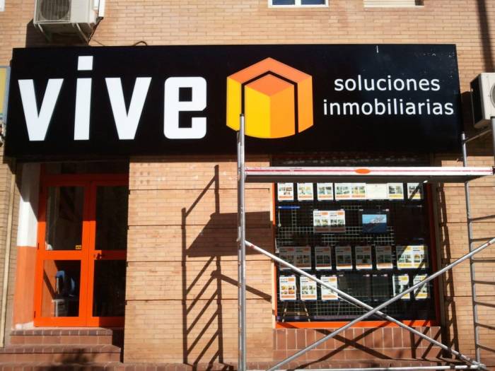 Rótulo luminoso. Inmobiliaria Vive S-30 Sevilla