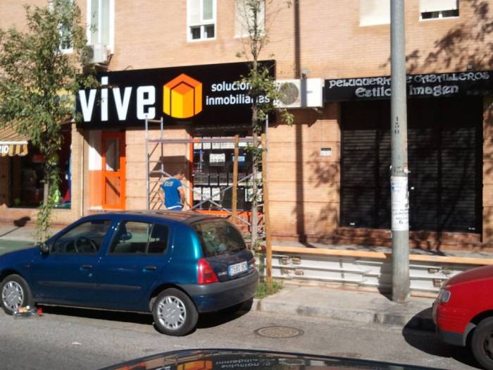 Rótulo luminoso. Inmobiliaria Vive S-30 Sevilla