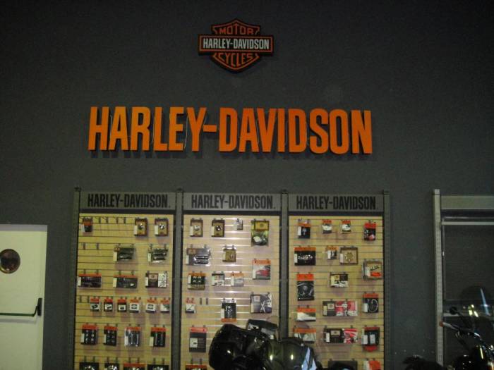 Rótulo luminoso Letras corpóreas con led. Harley Dadvison Sevilla