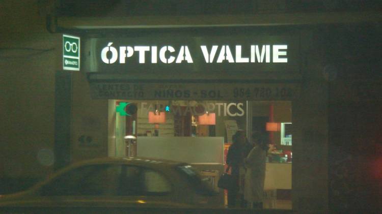 Rótulo luminoso. Optica Valme Frente acero calado Dos Hermanas Sevilla