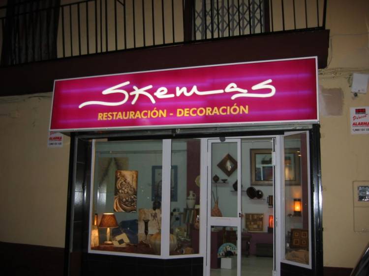 Rótulo luminoso. Skemas Restauración Dos Hermanas Sevilla