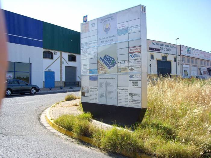Rótulo luminoso Totem Mueble directorio 3x3. Polígono industrial La Estrella Coria del Río Sevilla.