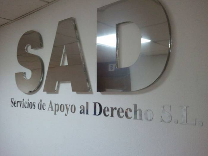 SAD Servicio de apoyo al derecho sl Sevilla, Rótulo metacrilato y acero inoxidable 