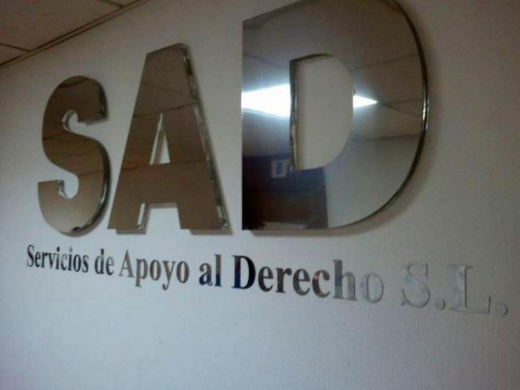 SAD Servicio de apoyo al derecho, Sevilla. Rótulo en metacrilato y acero inoxidable