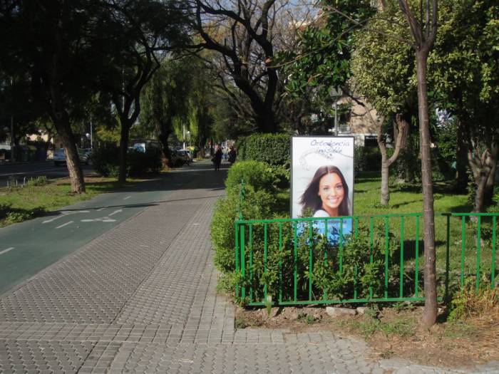 Totem monolito luminoso en acero inoxidable. Clínica Ortodoncia Alfonso Campos Peña Sevilla