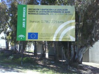 Valla publicitaria o cartelera, así como cartel de obra  panelable y rotulada con vinilo. Befesa Sevilla y Junta de Andalucía