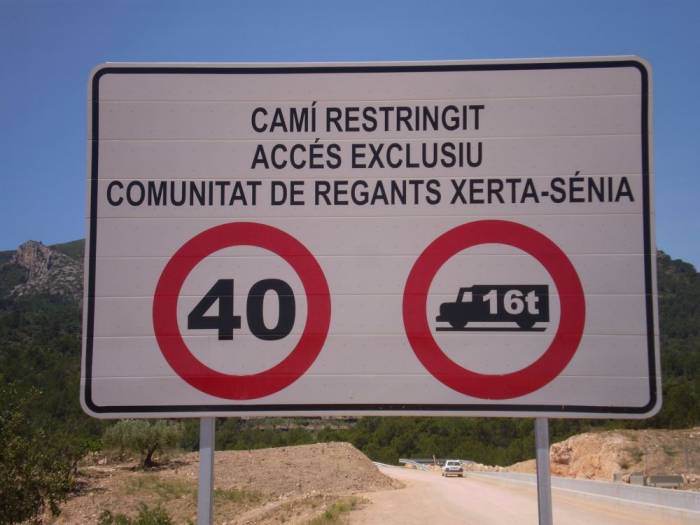Valla publicitaria o cartelera, así como cartel de obra  panelable y rotulada con vinilo. Cartel de lamas