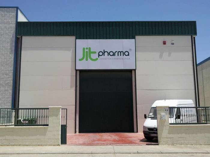 Valla publicitaria o cartelera, así como cartel de obra  panelable y rotulada con vinilo. Jit pharma, Logística Farmaceútica.Sevilla