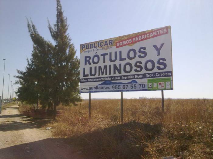 Valla publicitaria o cartelera, así como cartel de obra  panelable y rotulada con vinilo.  Publicar 5.6x3 mts
