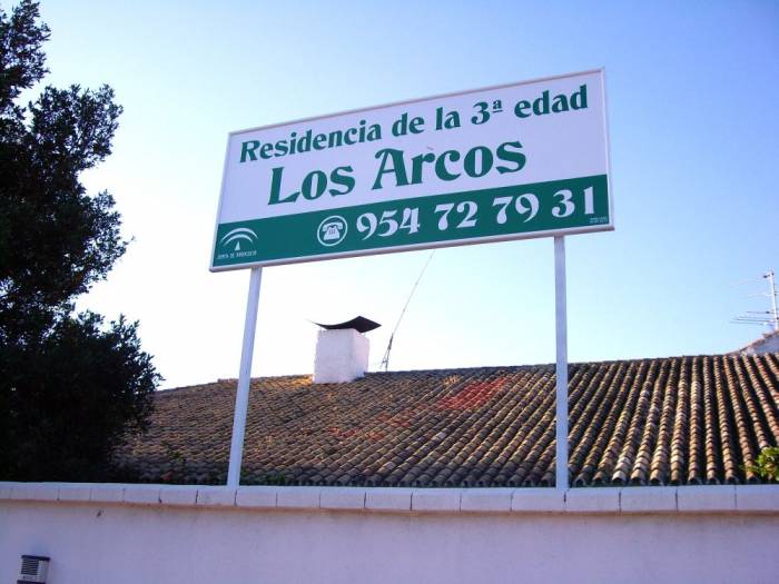 Valla publicitaria o cartelera, así como cartel de obra  panelable y rotulada con vinilo. Residencia Los Arcos Dos Hermanas Sevilla