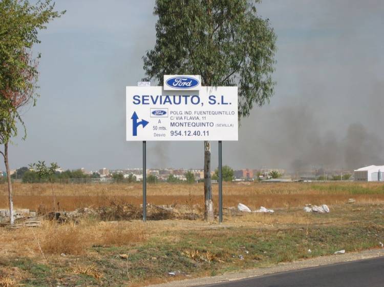 Valla publicitaria o cartelera, así como cartel de obra  panelable y rotulada con vinilo. Seviauto Ford Sevilla