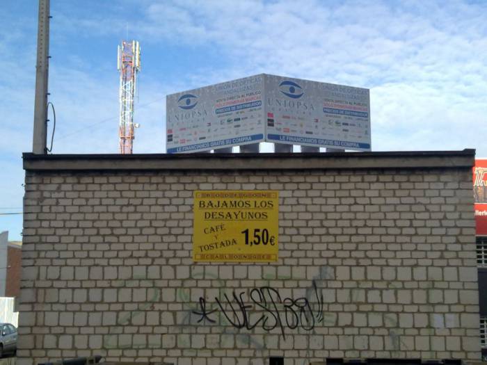 Valla publicitaria o cartelera, así como cartel de obra  panelable y rotulada con vinilo.  Uniopsa Polig. Calonge Sevilla