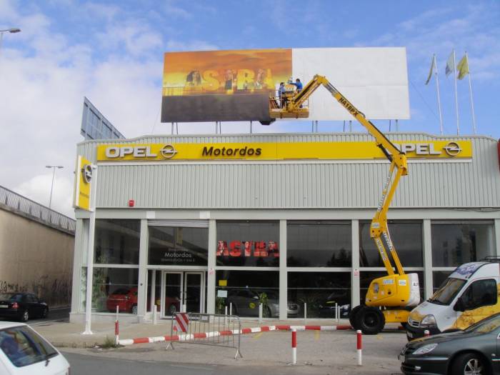 Valla publicitaria o cartelera, así como cartel de obra  panelable y rotulada con vinilo. Valla 12x4 mts Opel Motordos