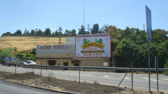 Valla publicitaria o cartelera, así como cartel de obra  panelable y rotulada con vinilo. Valla de 7.20 x 4 Iguanas Ranas Sevilla