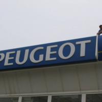 Pintado y Reaparación e iluminación de rótulo cartel Peugeot Motrisa Sevilla