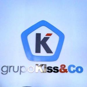 Rótulo corpóreo en PVC. Grupo Kiss&co Dos Hermanas Sevilla