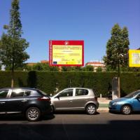 Valla publicitaria o cartelera, así como cartel de obra  panelable y rotulada con vinilo. Universidad de Sevilla/ Reina Mercedes Sevilla
