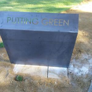 Atriles en acero cortén para urbanización Village Verde fase II en Sotogrande Cádiz